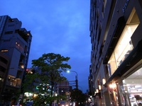 リハのあとに打ち合わせの食事でミッドタウンに向かいました。その道中、夕方の空です。